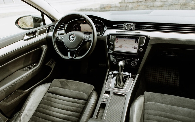 Volkswagen Passat cena 84500 przebieg: 151200, rok produkcji 2016 z Mława małe 232